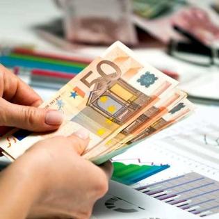 GLASKLAR Gebäudereinigung bietet Teppichreinigung Fassadenreinigung Parkplatzrei