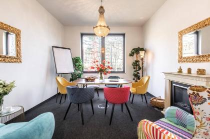 Privater Fix-Desk in kleinem Büro