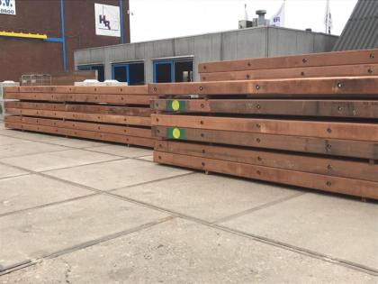 Vermietung von mobilen Baustraßen aus Fahrbahnblechen oder Baggermatratzen.