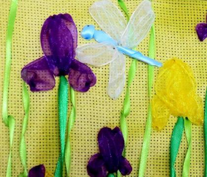 Kunst: Handgemachte dreidimensionale Bandstickerei aus Satin und Chiffon. € 70, 