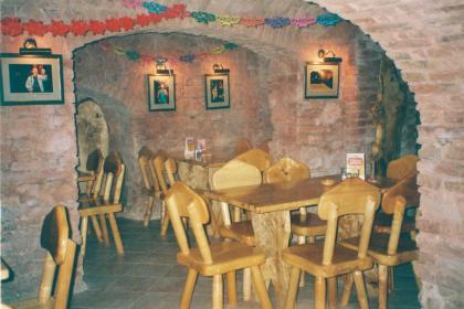 Rustikale einzigartige Tische, Stühle, Bänke, komplette Garnituren aus Massivhol