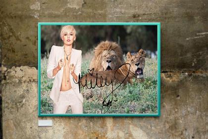 MILEY CYRUS mit 2 Löwen. Blickfang! 60x45 cm. Starsouvenir. Super Deko. Geschenk