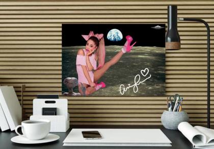 ARIANA GRANDE auf dem Mond. 45x30 cm. Souvenir. Deko. Poster. Geschenk. Rarität.