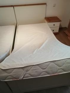Doppelbett 180x200 cm Massivholz, Kiefer weiß/eiche farbig mit Nachttischen und 