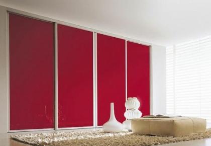 Einbauschränke mit Schiebetüren. 