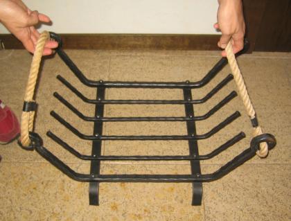 Exclusives Kaminbesteck, Holzkorb und Kaminrost mit Aschefang