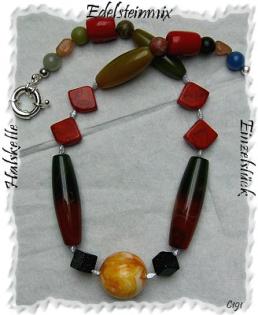 Schmuck, Halskette mit einem upulenten Edelsteinmix. 