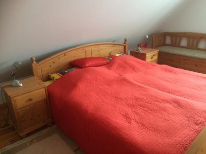 Vollholzdoppelbett Kiefer komplett mit Lattenrosten und Nachtschränkchen
