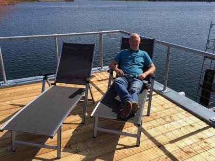 Hausbooturlaub an der Ostsee: Schwimmendes Ferienhaus