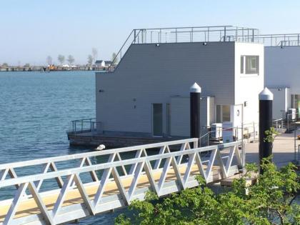Hausboot-Urlaub an der Ostsee - Schwimmendes Ferienhaus im OstseeResort Olpenitz