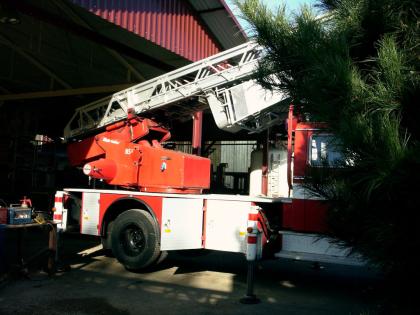 Feuerwehr-30 m Leiter Mercedes 1313  mit Metzaufbau