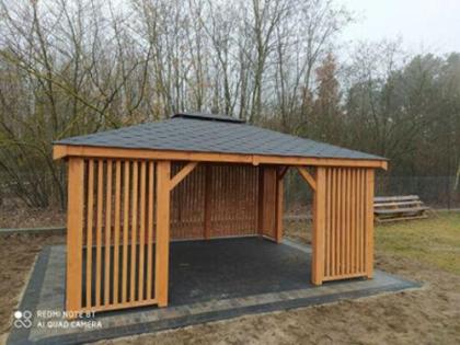 GARTENLAUBE KLEBEDACH MIT HOLZ MIELNO BITUMENSCHINDELN 3x4m