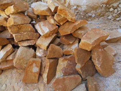 Naturstein für Felswände im Garten