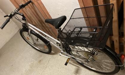 Damenfahrrad MTB Fischer, Räder 26 Zoll, Rahmenhöhe 49½ cm, 18 Gänge, Beleuchtun