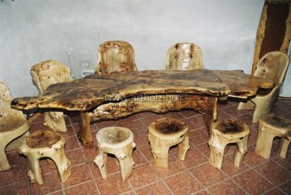 RUSTIKALE TISCHE, STÜHLE UND BÄNKE