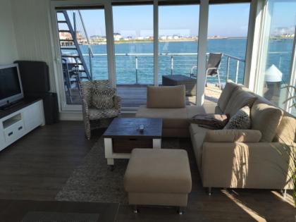 Hausbooturlaub an der Ostsee: Schwimmendes Ferienhaus