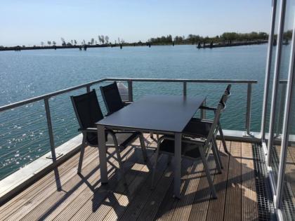 Hausbooturlaub an der Ostsee: Schwimmendes Ferienhaus