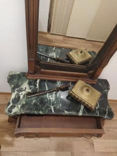 Antike, gepflegte Garderobe / / Spiegelaufsatzkommode