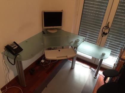 Schreibtisch aus ratiniertem Glas und Metallfüßen - über Eck geeignet