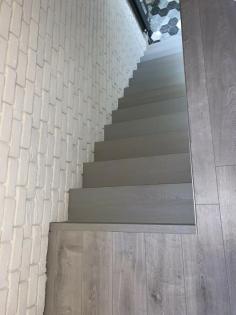 GERADE EICHENTREPPEN GEBEIZT TREPPEN STUFEN ASCHGRAU WANGO BUCHE WEIß