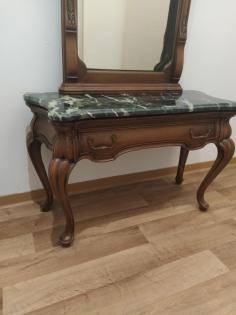 Antike, gepflegte Garderobe / / Spiegelaufsatzkommode