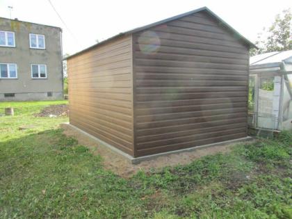 3x5 holzverkleidete Blechgarage mit Satteldach und Schwingtor