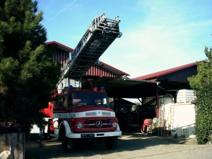 Feuerwehr-30 m Leiter Mercedes 1313  mit Metzaufbau