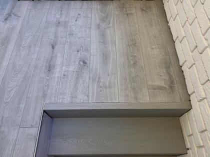 GERADE EICHENTREPPEN GEBEIZT TREPPEN STUFEN ASCHGRAU WANGO BUCHE WEIß