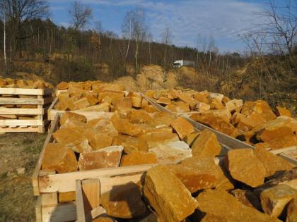 Naturstein für Felswände im Garten