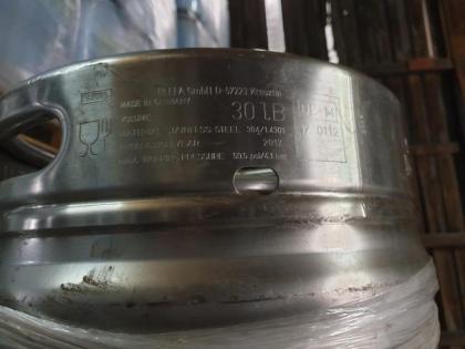 Große Mengen an Bierfässer aus Edelstahl