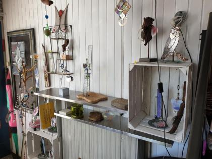 Fensterbankstele in der Glaskunst Galerie Mülheim & TIffany Lampen Reparatur Kli