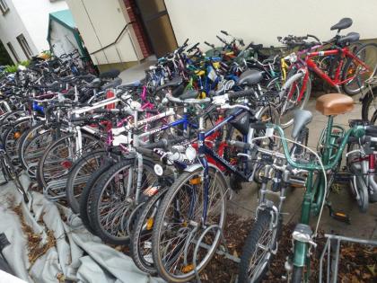 (83) 27 Gang 28 Zoll Gabel u Sattel gefedert mit Nabendynamo