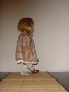Designer Porzellanpuppe mit Puppenständer Künstlerpuppe Sammelpuppe Stehpuppe