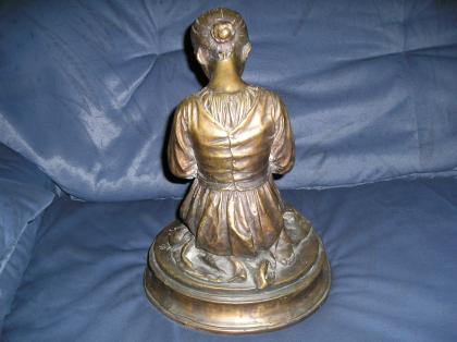 Wunderschöne Bronzefigur Lesendes Mädchen 1893