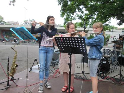 Wir spielen auf Klarinetten und Saxophonen mit Lehrer in Berlin