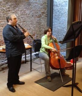 Musikkurs fur Erwachsene spielen mit Lehrer zusammen