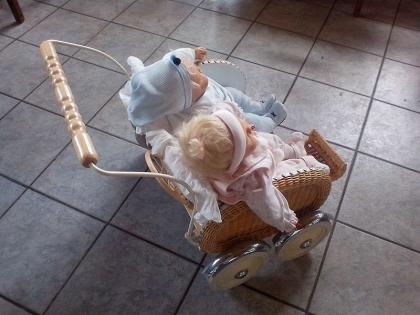 Puppenwagen mit Zwillingspuppen