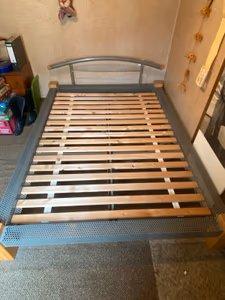 Ich biete Metallbett Farbe Grau 140 x 200 cm