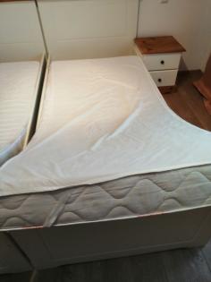 Doppelbett 180x200 cm Massivholz, Kiefer weiß/eiche farbig mit Nachttischen und 