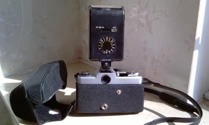 Spiegelreflexfotokamera HANIMEX 35SL mit Aufsteckblitz BX550 