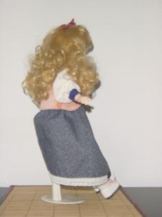 Porzelanpuppe mit Puppenständer Künstlerpuppe Sammelpuppe Deko