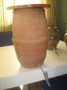 Ton- u. Glaskrüge,  Amphoren mit Ablassgarnitur