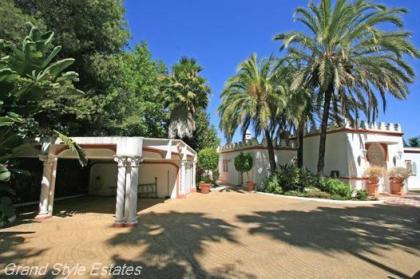 Traumhafte maurische Villa mit privatem Tennisplatz westlich von Marbella