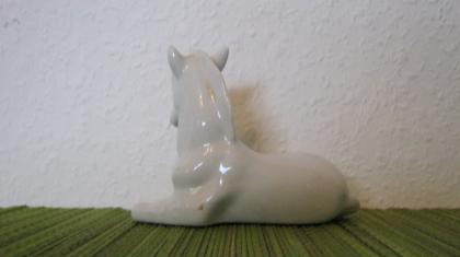 Weißporzellan Weißes liegendes Pferd mit Goldauflage Porzellan Figur Dekoration 