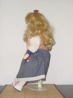 Porzelanpuppe mit Puppenständer Künstlerpuppe Sammelpuppe Deko