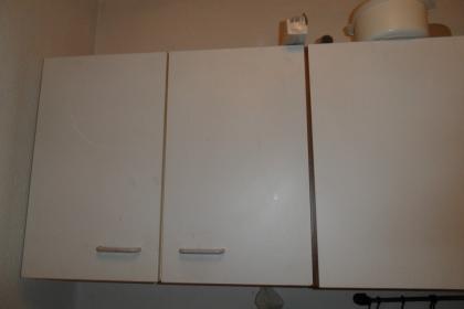 Biete weiße Küchenschränke zum Verkauf an 