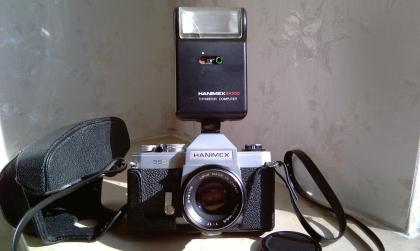 Spiegelreflexfotokamera HANIMEX 35SL mit Aufsteckblitz BX550 