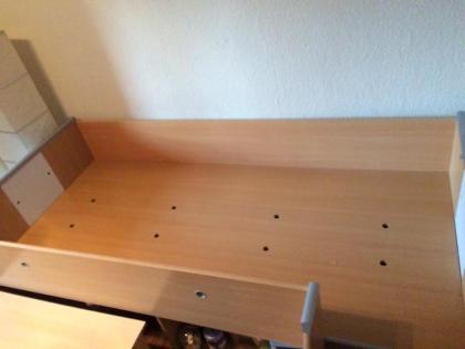 Kinderhochbett mit Schreibtisch mit Stuhl und blauen Teppich