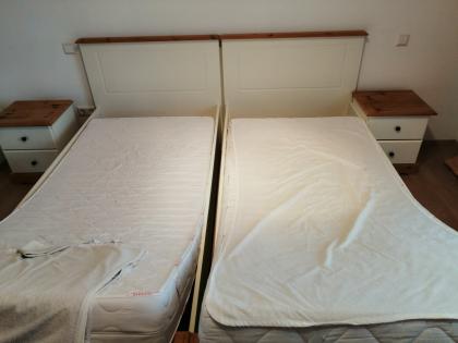 Doppelbett 180x200 cm Massivholz, Kiefer weiß/eiche farbig mit Nachttischen und 