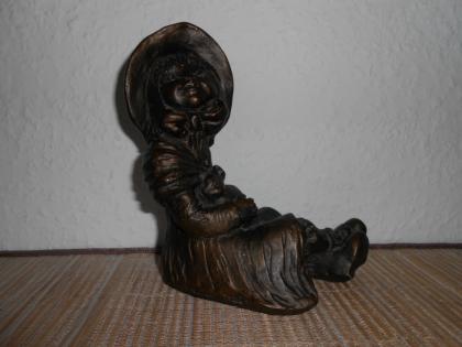 Kind mit Kaninchen Mädchen Skulptur Steinguss Plastik Stuckarbeit